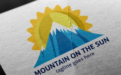 Plantilla de logotipo de montaña en el sol