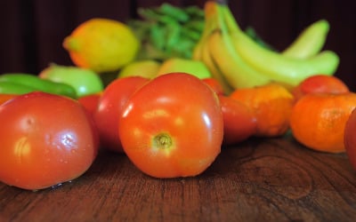 Tomato falling on a wooden surface in slow motion - Stock Video