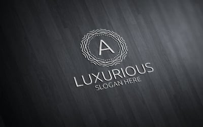 Modèle de logo luxueux Royal 22