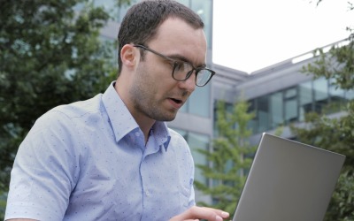Knappe man aan het werk op zijn laptop - voorraadvideo