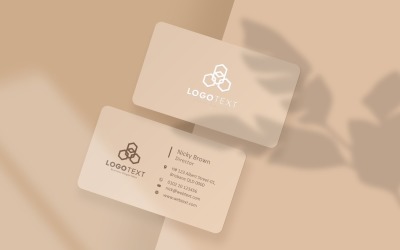 Макет візитної картки на бежевому кольоровому фоні в листі тіньовий продукт макет