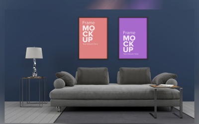 Moderní pohovka s polštáři a lampou v obývacím pokoji