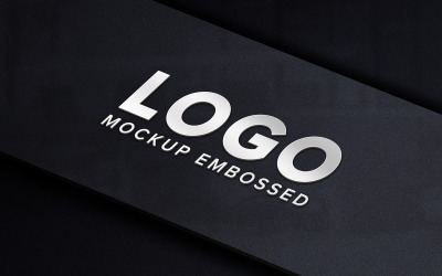 Gerçekçi Gümüş Etiket Logo Ürün Mockup&amp;#39;ı