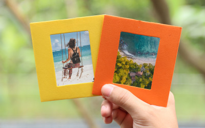 Maqueta de producto de marco de fotos amarillo y naranja