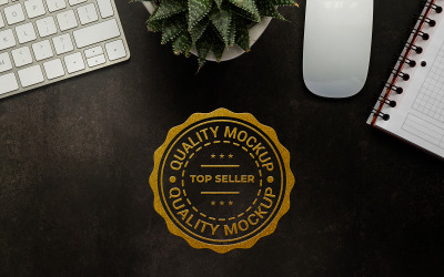 Mockup con logo dorato su scrivania scura