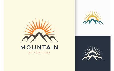 Modello di logo Esplora o montagna