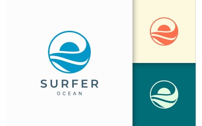 Sjabloon met logo aan zee of waterkant