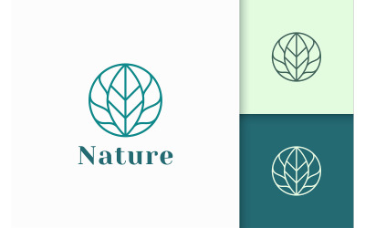 Cuidado de belleza de lujo o logotipo cosmético para spa y salón