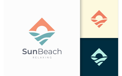 Az óceán vagy a tenger logója a hullámban és a napban a szörfözést jelenti