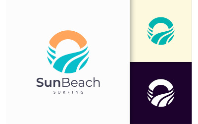 El logotipo moderno y simple del océano o el mar en Wave and Sun representa la aventura