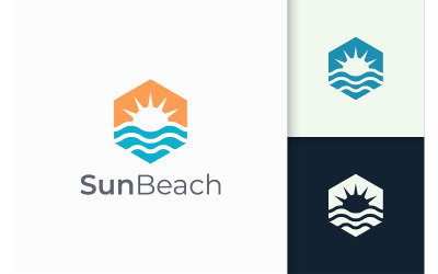 Oceaan- of zee-logo in golf en zon
