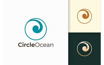 Egyszerű kör alakú tengeri vagy óceáni logó a szörfözést ábrázolja