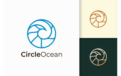 Zee- of oceaanlogo in eenvoudige cirkelvorm vertegenwoordigt strand