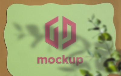 Mockup di logo di carta con effetto ombra di foglie