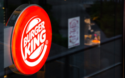Modello di mockup di cartello per fast food all&amp;#39;aperto