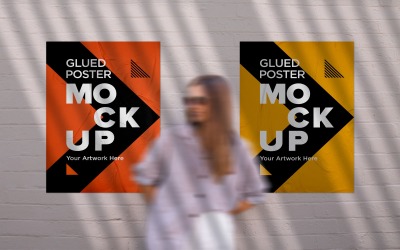 Mockup poster incollato e bagnato, effetto carta rugosa e stropicciata
