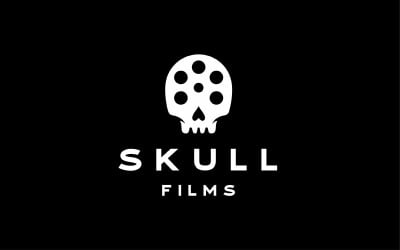 Carrete de diapositivas de película con esqueleto de calavera que muestra diseño de logotipo de película de terror