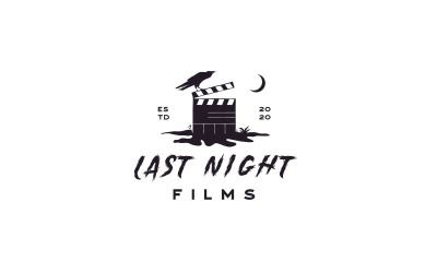 Clapperboard op gebarsten grond &amp;#39;s nachts met kraaienraaf voor horrorfilm Logo-ontwerpinspiratie