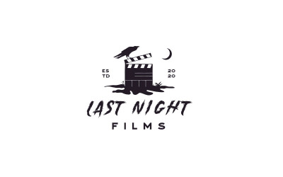 Clapperboard su un terreno incrinato di notte con Crow Raven per l&amp;#39;ispirazione per il design del logo di film horror