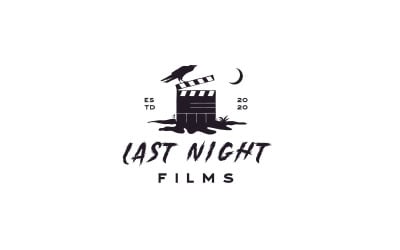 Klapka na popraskané zemi v noci s vránou havranem pro hororový film inspirace designem loga