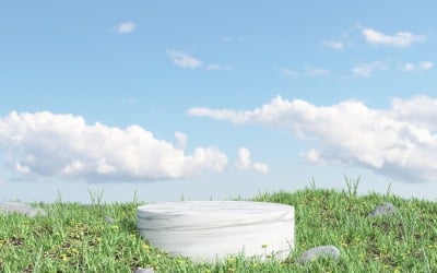 Fond de podium en marbre avec champ d&amp;#39;herbe et fond de ciel