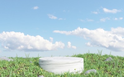 Sfondo del podio in marmo con campo in erba e sfondo del cielo
