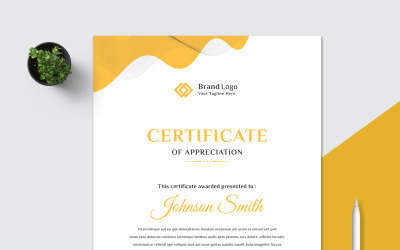 Modèle de certificat jaune avec un design moderne