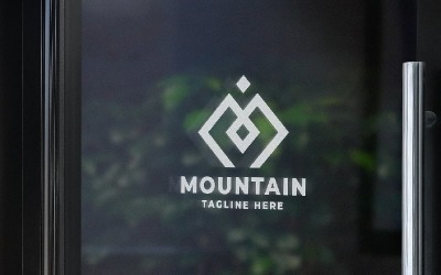 Modello di Logo Mountain lettera M Pro