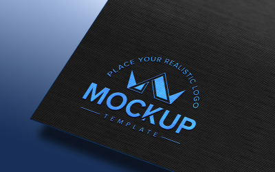 Рельефный глянцевый синий макет логотипа на сине-черной текстуре крафт-бумаги
