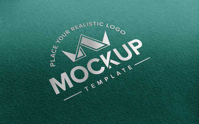 Un papel verde con un estilo de perspectiva de diseño de maqueta de logotipo de metal