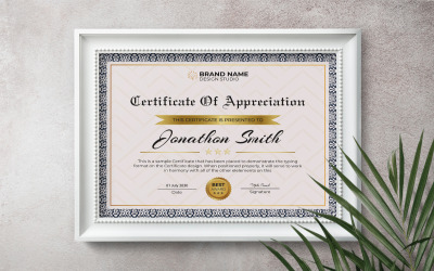 Современный сертификат признательности с классической рамкой