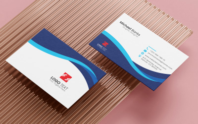 Himmelblaue kreative Visitenkartenvorlage – sauber und minimalistisch