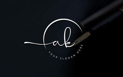 Design del logo della lettera AK in stile studio di calligrafia