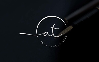 Kalligrafie Studio stijl AT brief Logo ontwerp