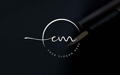 Création de logo de lettre CM de style studio de calligraphie