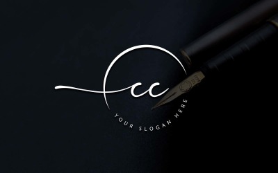 Design de logotipo de letra CC estilo estúdio de caligrafia