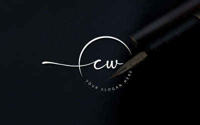 Design de logotipo de letra CW estilo estúdio de caligrafia