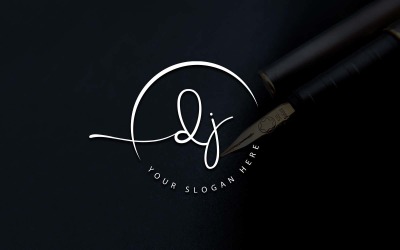 Design de logotipo de letra DJ estilo estúdio de caligrafia