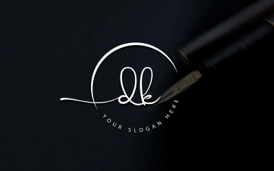 Design de logotipo de letra DK estilo estúdio de caligrafia
