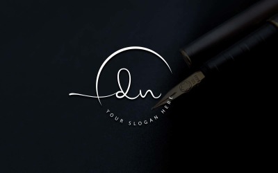 Design de logotipo de letra DN estilo estúdio de caligrafia