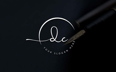 Diseño de logotipo de letra DC estilo estudio de caligrafía