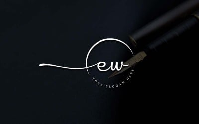 Création de logo de lettre EW de style studio de calligraphie