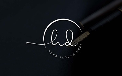 Création de logo de lettre HD de style studio de calligraphie