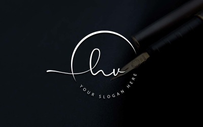 Création de logo de lettre HV de style studio de calligraphie