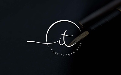 IT-Buchstaben-Logo-Design im Kalligraphie-Studio-Stil