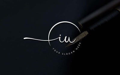 Kalligráfia Stúdió stílusú IU Letter Logo Design