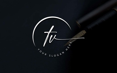 TV-Buchstaben-Logo-Design im Kalligrafie-Studio-Stil