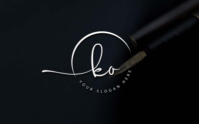 Création de logo de lettre KO de style studio de calligraphie