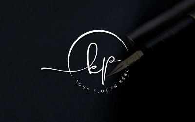 Création de logo de lettre KP de style studio de calligraphie