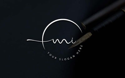 Création de logo de lettre MI de style studio de calligraphie